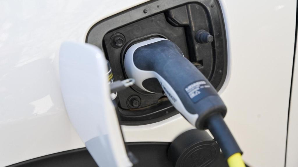 Un vehicle elèctric es carrega en una electrolinera a Sant Boi de Llobregat (Barcelona)