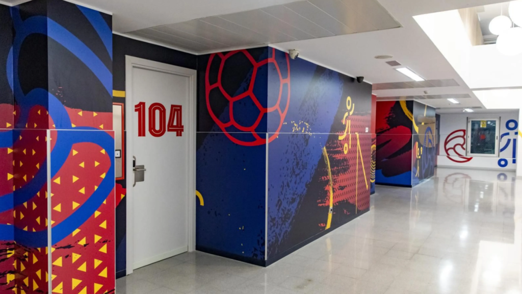 Un pasillo dentro del edificio de la Masía