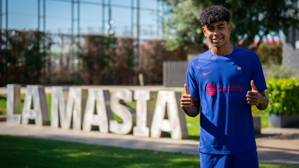 Lamine Yamal posa en las instalaciones de la Masía