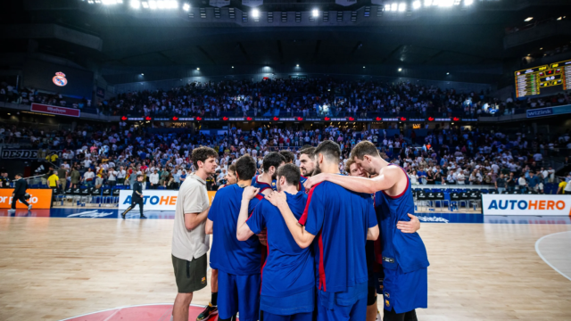 Los jugadores del Barça de basket hacen piña en un clásico de Liga Endesa contra el Real Madrid
