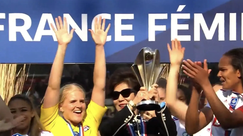 Michele Kang aixeca la Copa de França amb les jugadores de l'Olympique de Lió