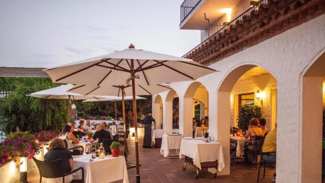Varias personas cenan en la terraza de un restaurante