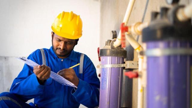 Un operario realizando tareas en una instalación