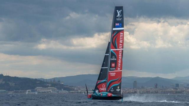 El AC75 de Emirates Team New Zealand entrenando en Barcelona