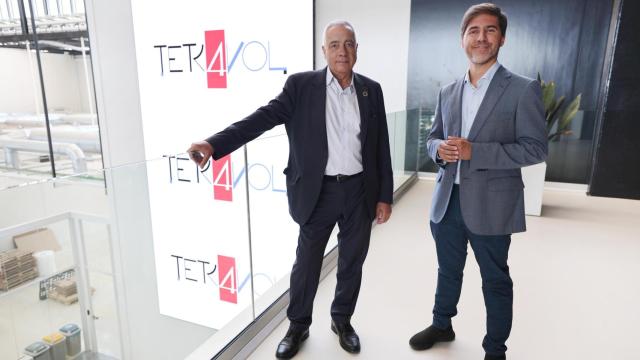 El delegado especial del estado en el CZF, Pere Navarro y el presidente de Tetravol, Héctor Zapata