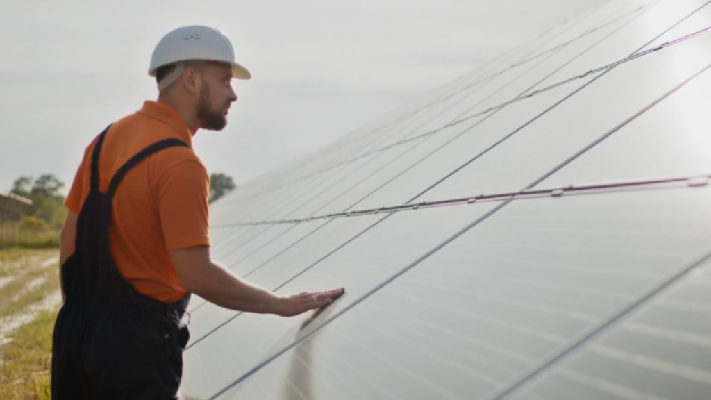 Un operario revisa placas solares