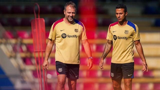 Hansi Flick y Thiago Alcántara, en un entrenamiento del Barça