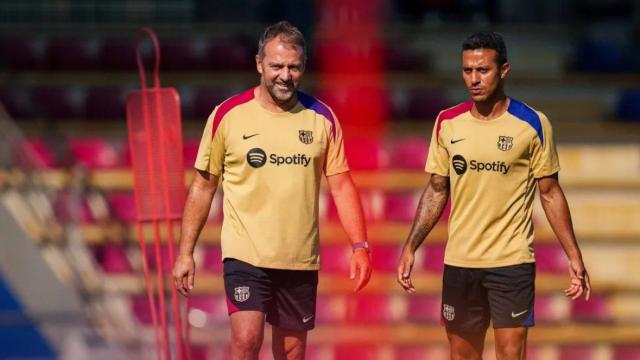 Hansi Flick y Thiago Alcántara, en un entrenamiento del Barça