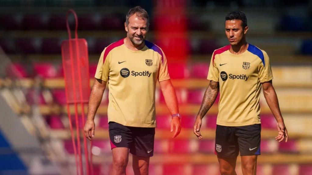 Hansi Flick y Thiago Alcántara, en un entrenamiento del Barça