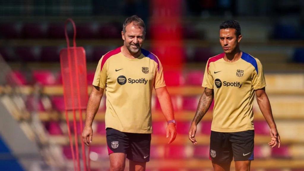 Hansi Flick y Thiago Alcántara, en un entrenamiento del Barça