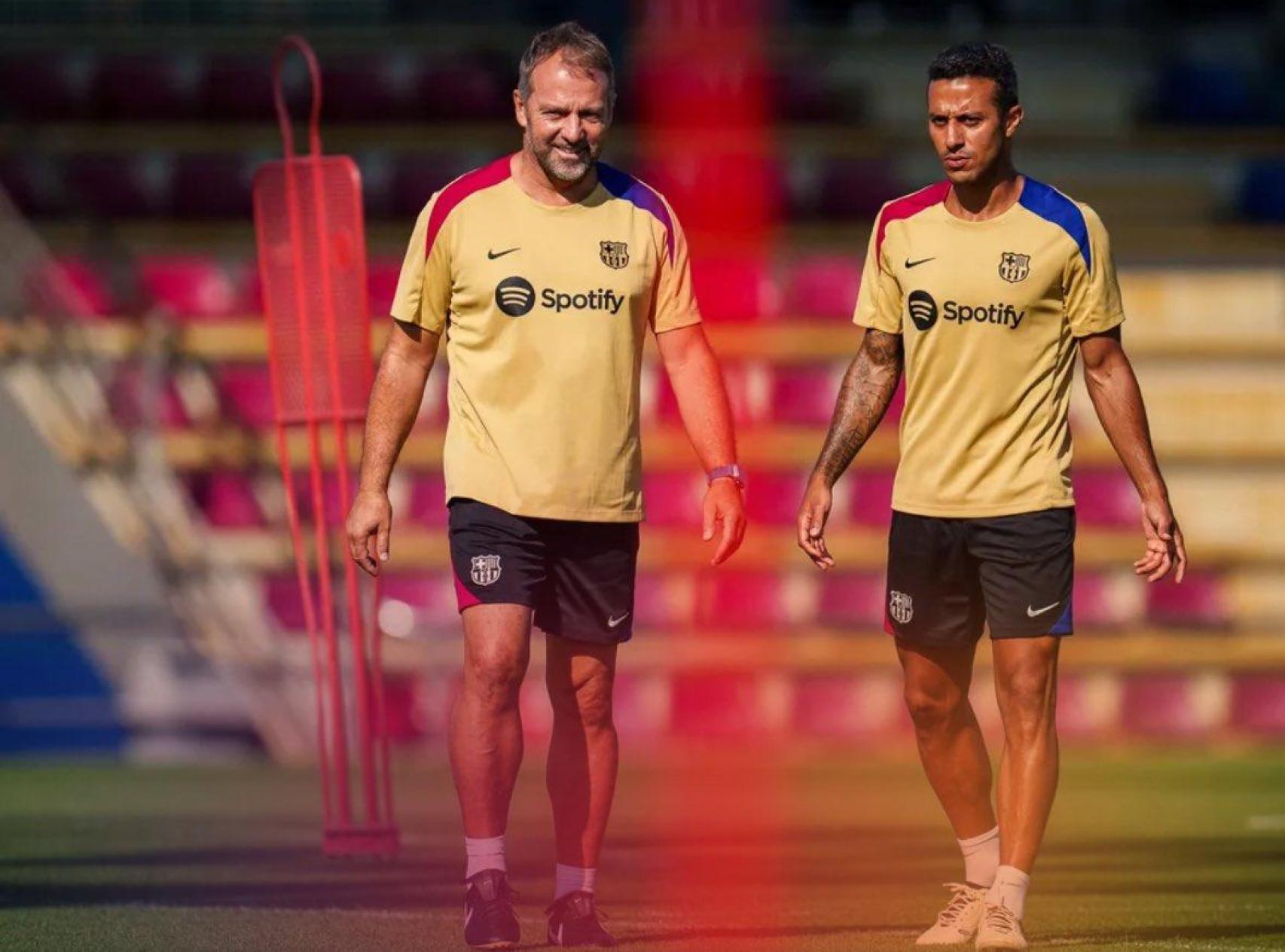 Hansi Flick y Thiago Alcántara, en un entrenamiento del Barça