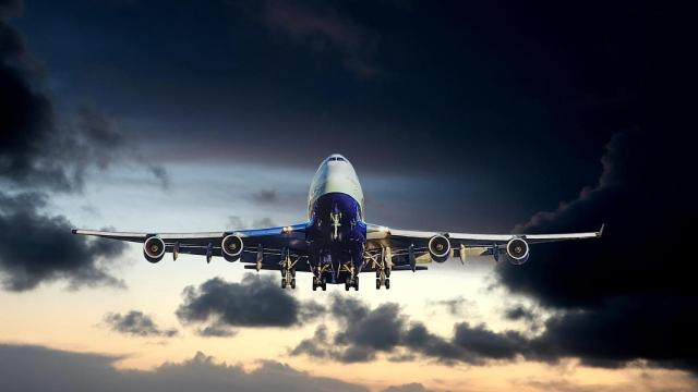 Aterrizaje de un avión al atardecer