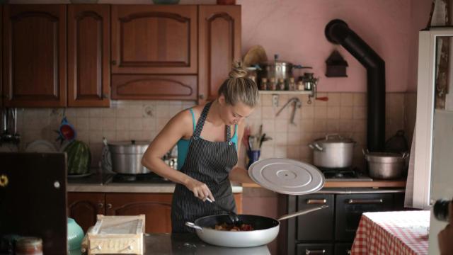 Una chica joven cocinando