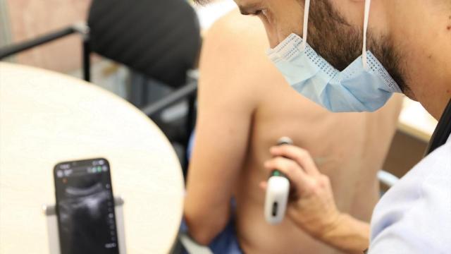 Un profesional sanitario realiza una ecografía del tórax