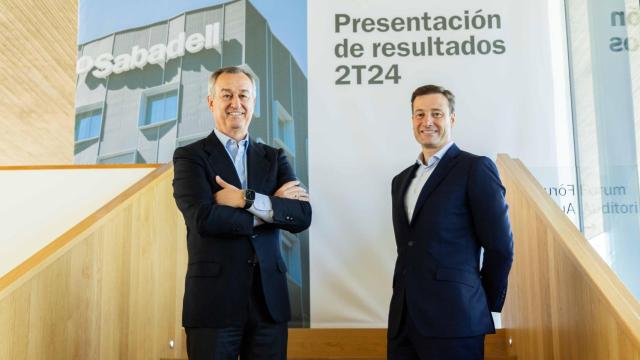 El consejero delegado de Banco Sabadell, César González Bueno (i), y el CFO de la entidad, Leopoldo Alvear (d)