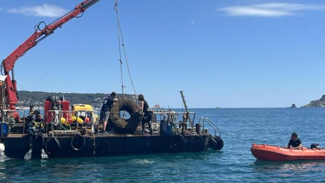 Imagen de una operación de limpieza de residuos del fondo marino