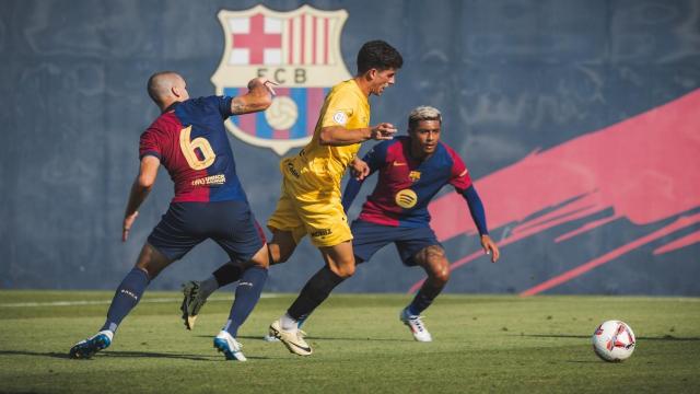 Oriol Romeu marca a un jugador en el Barça-Olot de pretemporada