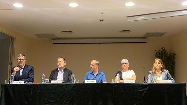 De izq. A dcha.: Joan Roca, Enric Puiggrós SJ, Pau Vidal SJ, Pilar Polo e Irma Rognoni durante la rueda de prensa de los Jesuítas de Cataluña