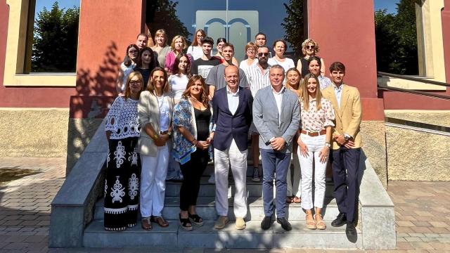 Foto de familia de la entrega de becas