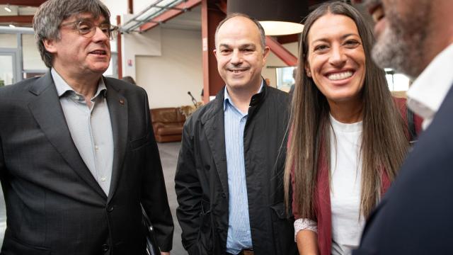 (I-D) El expresidente de la Generalitat Carles Puigdemont; el secretario general de Junts, Jordi Turull; y la portavoz del partido en el Congreso, Míriam Nogueras
