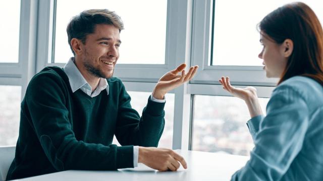 Dos personas hablando