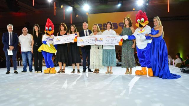 Foto de familia de la recaudación en la XIII Cena Solidaria de la Fundación PortAventura