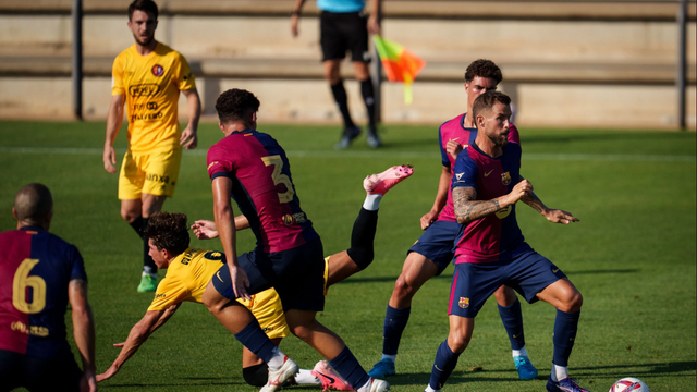 Iñigo Martínez conduce el balón en el amistoso Barça-Olot
