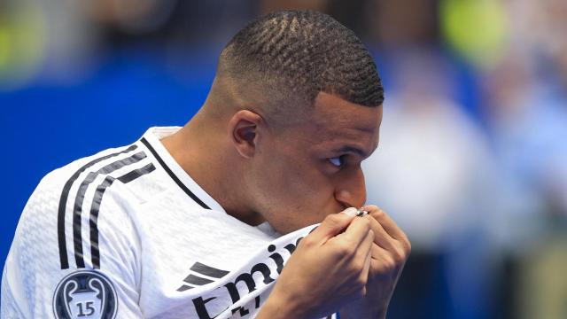 Kylian Mbappé besa el escudo del Real Madrid en su presentación