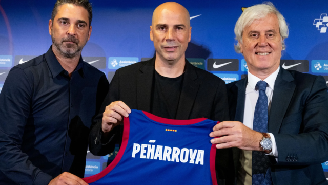 Juan Carlos Navarro, Joan Peñarroya y Josep Cubells, en la presentación del nuevo técnico del Barça de basket