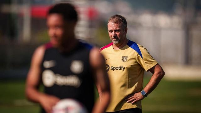 Hansi Flick, atento al trabajo de los jugadores del Barça en la Ciutat Esportiva