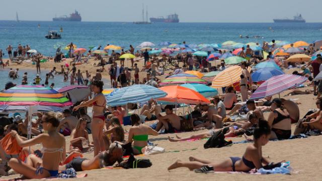 Día de verano en la playa de la Barceloneta