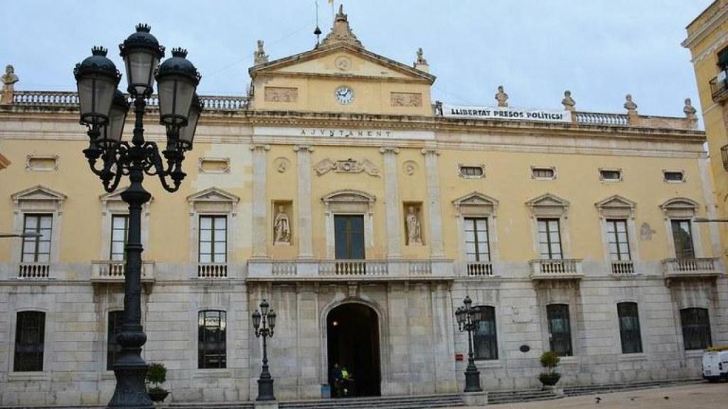 Fachada del Ayuntamiento de Tarragona, pintada de amarillo