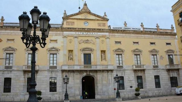 Fachada del Ayuntamiento de Tarragona, pintada de amarillo