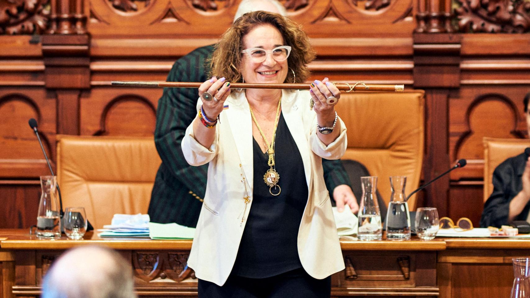 Aurora Carbonell, alcaldesa de Sitges, al recoger la vara de primera edil
