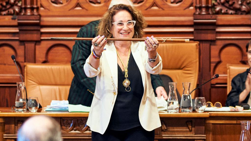 Aurora Carbonell, alcaldesa de Sitges, al recoger la vara de primera edil