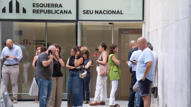 Varios miembros de ERC durante un descanso de la reunión, en la sede de ERC