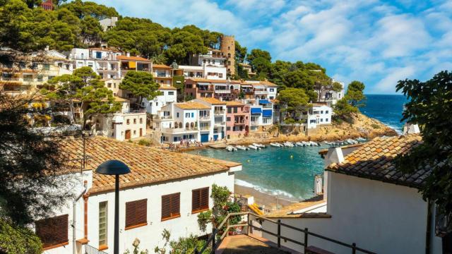 Una cala con casitas de pescadores