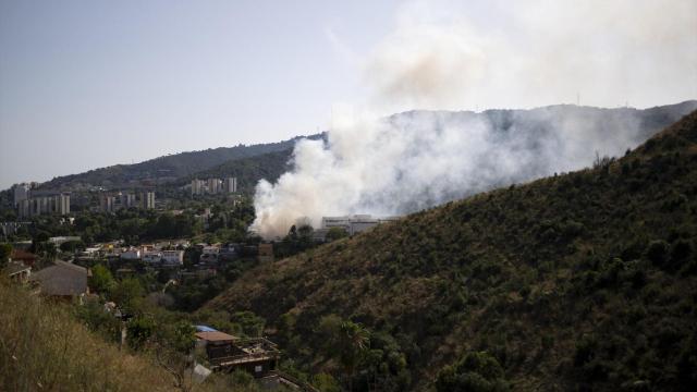Incendio cerca del parque del Laberint d'Horta, en Barcelona