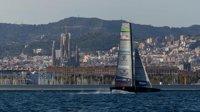Un AC75 del American Magic con la Sagrada Familia de Barcelona de fondo