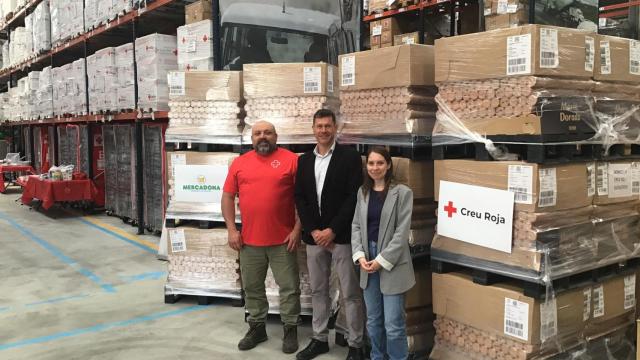 Representantes de Mercadona y Cruz Roja en una de las campañas de reparto de alimentos, realizada en abril de 2024