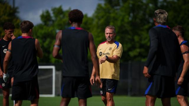 Hansi Flick da indicaciones a los jugadores del Barça en Orlando