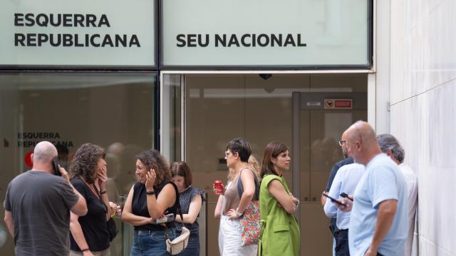 Marta Vilalta, de verde, durante un descanso de la reunión en la sede de ERC en que la cúpula del partido avaló el preacuerdo para la investidura de Illa