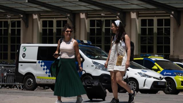 Dos ciudadanas, ante vehículos de la Guardia Urbana en la Estació del Nord