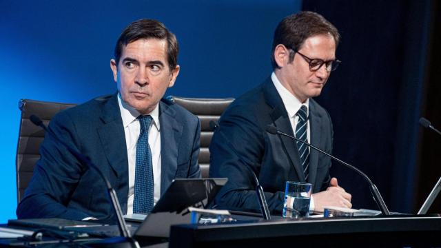 El presidente de BBVA, Carlos Torres Vila (i) y el ahora exdirector de Comunicación, Paul G.Tobin (d)