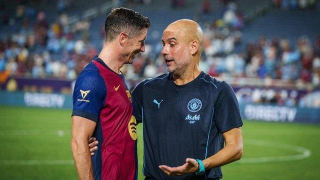 Guardiola charla con Lewandowski