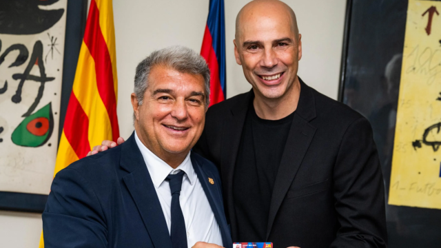 Joan Laporta y Joan Peñarroya muestran el carnet de socio del nuevo entrenador del Barça de basket