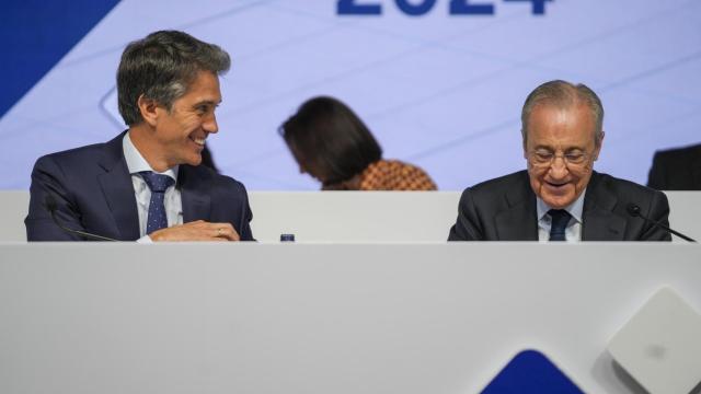 El presidente de ACS, Florentino Pérez (dcha.), y el consejero delegado, Juan Santamaría, en la última junta de accionistas