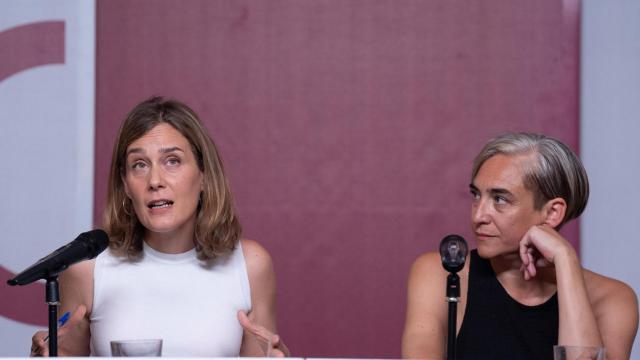 La líder de los comuns en el Parlament, Jéssica Albiach (i), y la exalcaldesa de Barcelona, Ada Colau (d)