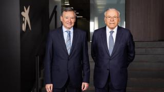 El presidente de Criteria, Isidro Fainé (d), y el consejero delegado de la holding, Ángel Simón