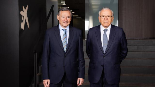 El presidente de Criteria, Isidro Fainé (d), y el consejero delegado de la holding, Ángel Simón